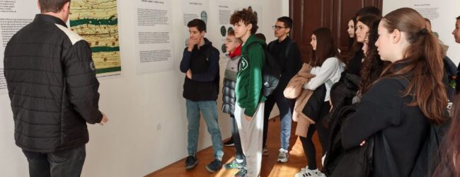 Otočki osnovnoškolci na izložbi o novcu s područja antičkih gradova u Gackoj