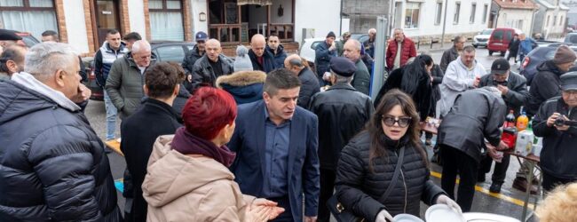 Održano tradicionalno druženje HDZ-a s građanima na Gradskoj tržnici u Gospiću