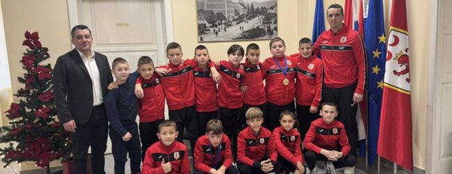 Najmlađi članovi NK Otočac na prijemu kod gradonačelnika Bukovca