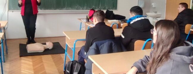 U Srednjoj školi Otočac održano predavanje o pružanju prve pomoći