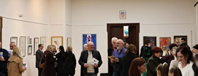 U Otočcu otvorena izložba „Moj križ svejedno gori“