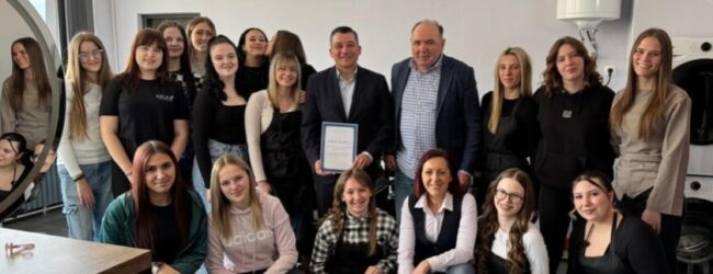 Gradonačelnik Bukovac posjetio suvremeni frizerski praktikum Srednje škole Otočac