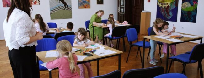 Djeca iz Dječjeg vrtića Ciciban posjetila izložbu u Muzeju Gacke