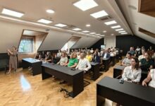 „Knjiga kao glas upozorenja”: U Gospiću održana tribina o izazovima odrastanja”