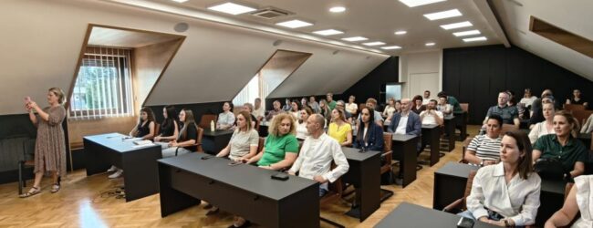 „Knjiga kao glas upozorenja”: U Gospiću održana tribina o izazovima odrastanja”