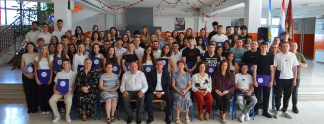 U Srednjoj školi Otočac održana svečana podjela svjedodžbi maturantima