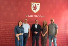 Nova budućnost bivše vojarne: U Otočcu predstavljen projekt „Posjetiteljski centar Domovinskog rata i vojne povijesti Gacke“