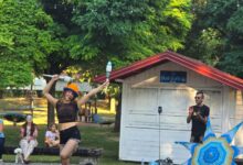 Cirkus KoraZon otvorio Dječje ljeto u Otočcu uz žonglere, balone od sapunice i radionicu za najmlađe