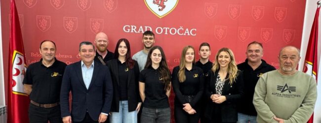 Prijam za otočke tamburaše nakon nastupa na Šokačkoj rapsodiji